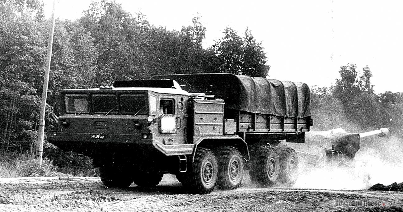 На модернизированных СКШТ семейства «Основа» устанавливали по два автомобильных двигателя КАМАЗ. На фото балластный тягач БАЗ-6953