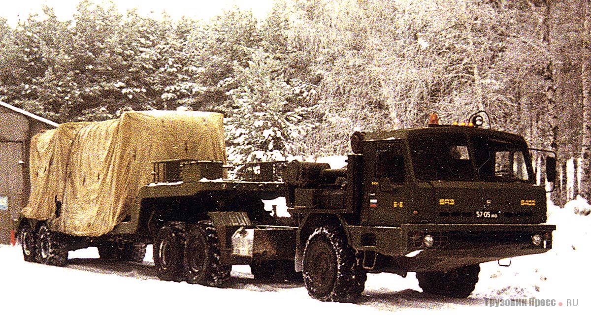 Первый опытный образец седельного тягача БАЗ-6402 во время серии проверок в одной из частей ПВО. Под чехлом транспортная машина 5Т58-2. По результатам, полученным в ходе этих работ, был изготовлен второй опытный образец седельного тягача БАЗ-6402