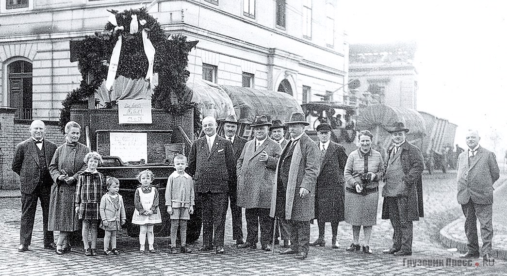 И стар и млад. На фоне своего детища пятый справа  Шиманн. Вурцен, 1928 г.