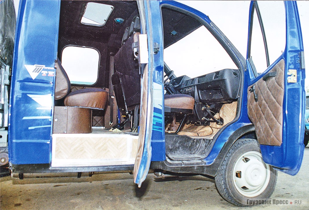 Семиместный салон СТГ-05 гайчане оснастили задним рядом сидений с возможностью трансформирмации в спальные места
