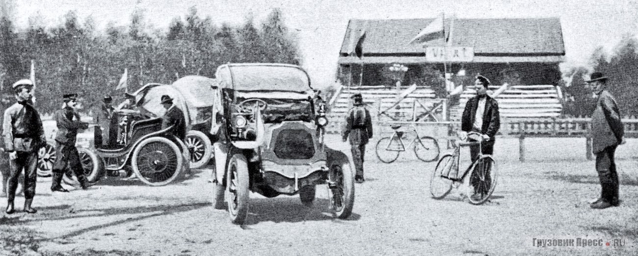 Чествование участников пробега Пекин–Париж в иркутском саду «Циклодром». Левее от двух машин команды De Dion-Bouton стоит один из первых иркутских автомобилей, предположительно, бельгийский FN. 20 июня 1907 г.
