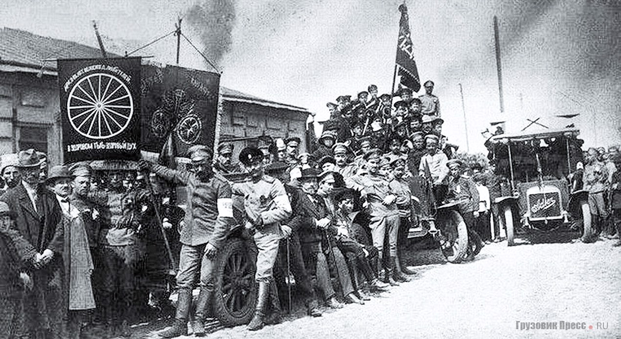 Солдаты Отдельной автомобильной команды при штабе Иркутского военного округа. На заднем плане грузовики – швейцарский  Saurer и немецкий Adler. Лето 1917 г.