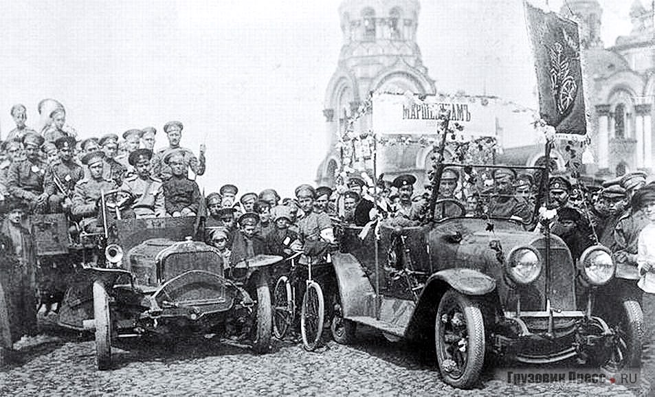 Солдаты Отдельной автомобильной команды при штабе Иркутского военного округа. На заднем плане грузовики – швейцарский  Saurer и немецкий Adler. Лето 1917 г.