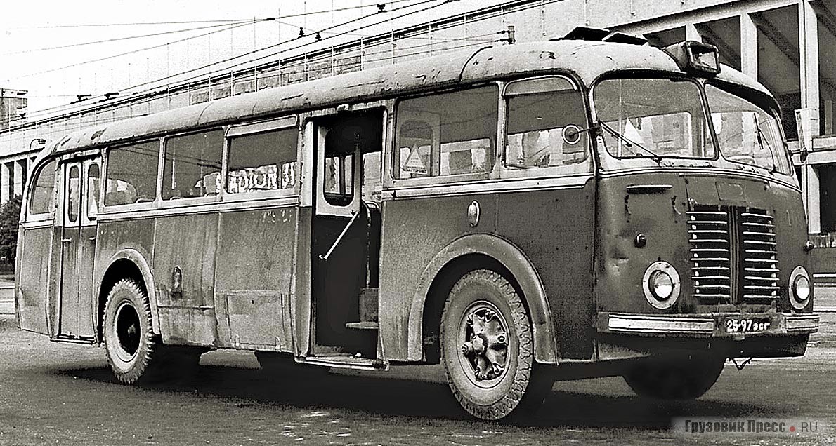 Первым серийным автобусом вагонной компоновки на шасси Škoda  706R cтал вариант 706RO с дерево-металлическим кузовом. В ограниченном количестве такие автобусы уже поступали в СССР. Эстония, конец 1950-х.