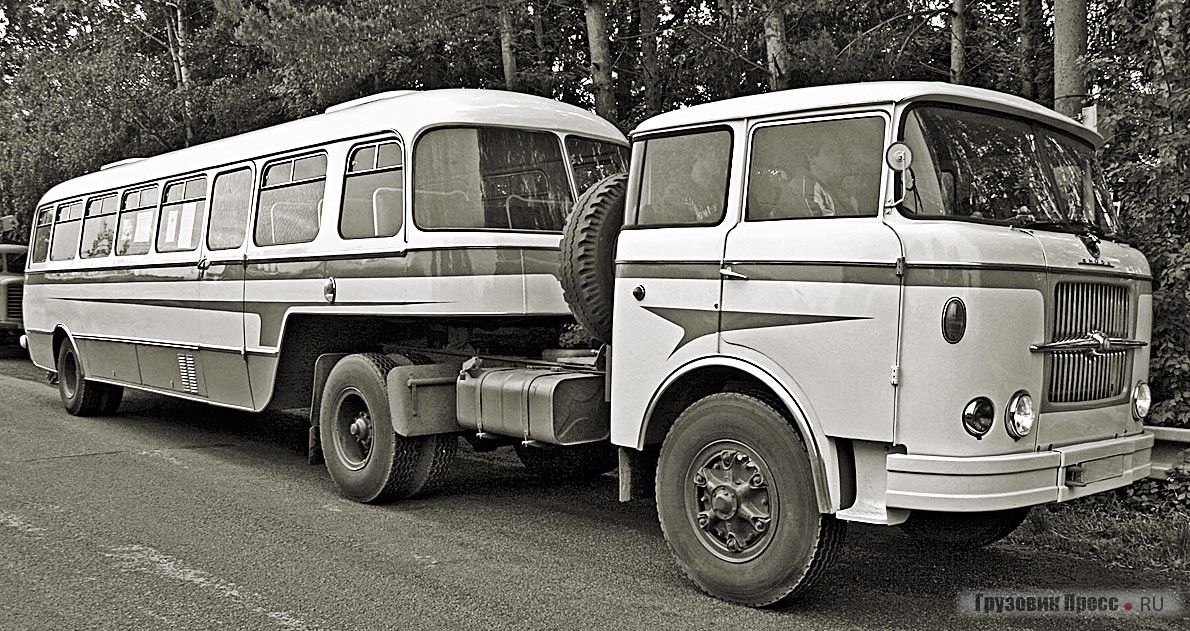 В 1957 г. смена базовой модели на бескапотный 706RT повлекла за собой разработку нового автобуса Škoda 706RТO. От использования внешнего вида 706RT отказались, предпочтя непревзойдённый вариант Karosa, но среди полуприцепов к хорошо известному и в СССР «седельнику» RTTN существовали вот такие пассажирские полуприцепы NO80