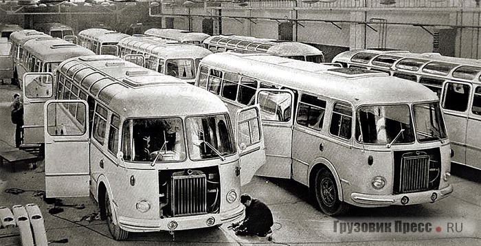 Готовые Škoda 706RТO-LUX и 706RТO-CAR скоро покинут цеха родного завода Karosa. Конец 1950-х.