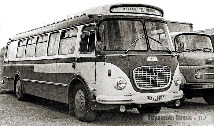 Автобусы 706RTO выпускали и в Польше, и Болгарии, но официально их в СССР не поставляли. Исключением стали передвижные телестудии на шасси Jelcz MEX-272. Усадьба Тригорское Пушкинского музея-заповедника (Псковская обл.) 31 мая 1984 г. во время репортажа о праздновании 185-летия А.С. Пушкина