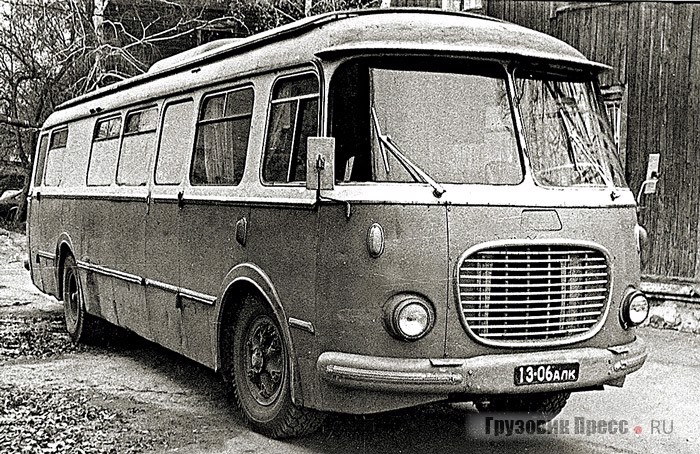 Самая последняя на Алтае Škoda 706RTO цвета морской волны со светло-серым верхом использовалась в Барнауле в качестве передвижного рентген-кабинета до 1995 г. Уже и тогда казавшаяся динозавром машина отнюдь не была постперестроечным приобретением, так как ее номер был выдан Госавтоинспекцией Алтайского края еще в середине 1960-х. Барнаул, август 1994 г.