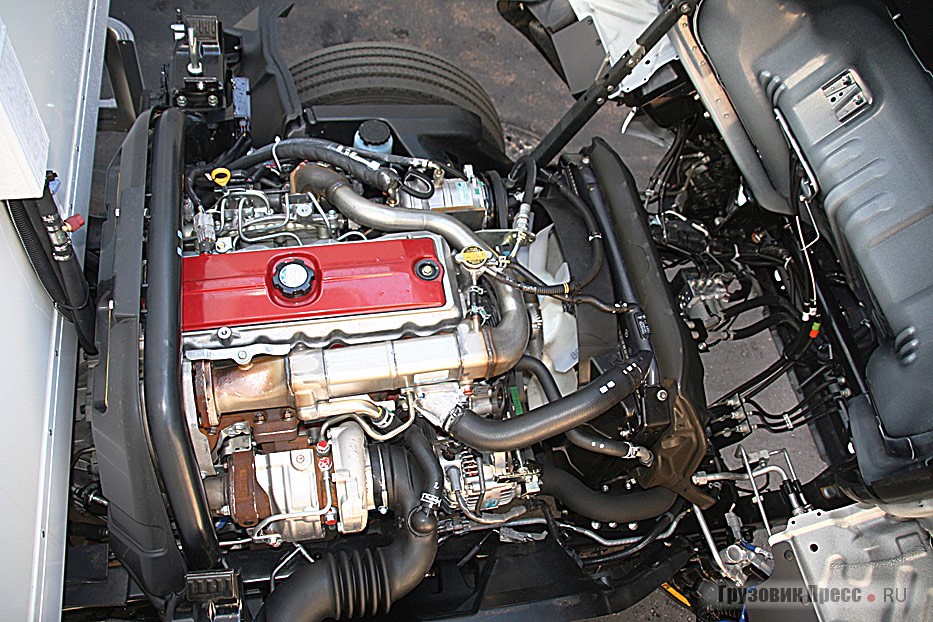 «Красный» дизель Hino – по традиции силовые агрегаты этих машин имеют красный цвет блока цилиндров и клапанной крышки