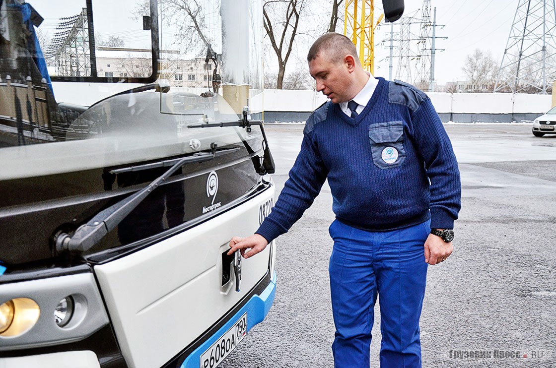 Под фирменной эмблемой ГАЗ находится разъем для короткой зарядки электробуса