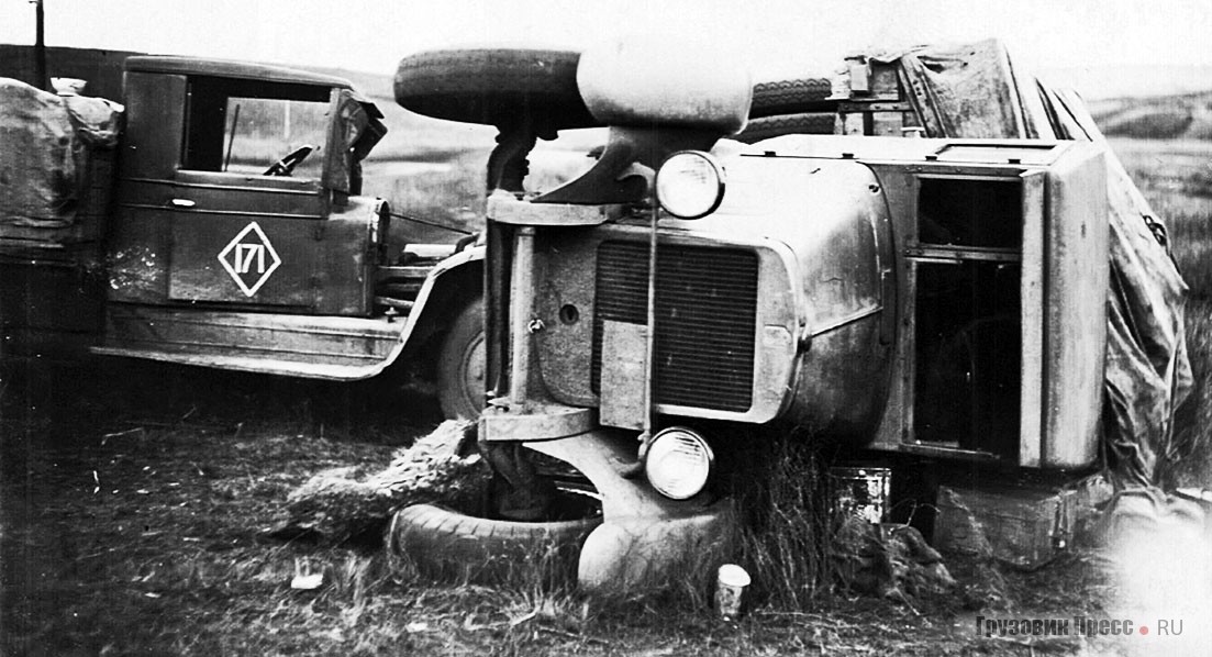 Трёхтоннки ЗИС-5 на Якутском тракте – иногда случались аварии. 30-е гг.