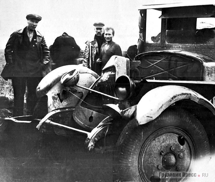 Трёхтоннки ЗИС-5 на Якутском тракте – иногда случались аварии. 30-е гг.