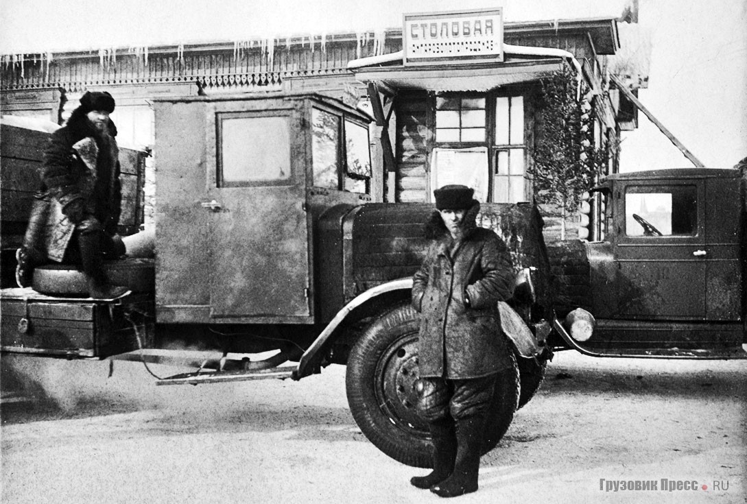 Седельный тягач на базе грузовика Я-5 из автобазы «Золототранс», переделанный в ЦАМ. На машине сняли надрамник, изготовили седло тягача, раму сзади укоротили. Полуприцеп модели 3Т изготовлен, очевидно, из частей списанного импортного грузовика. Столовая «Ангаропродснаб», Якутский тракт. 30-е годы.