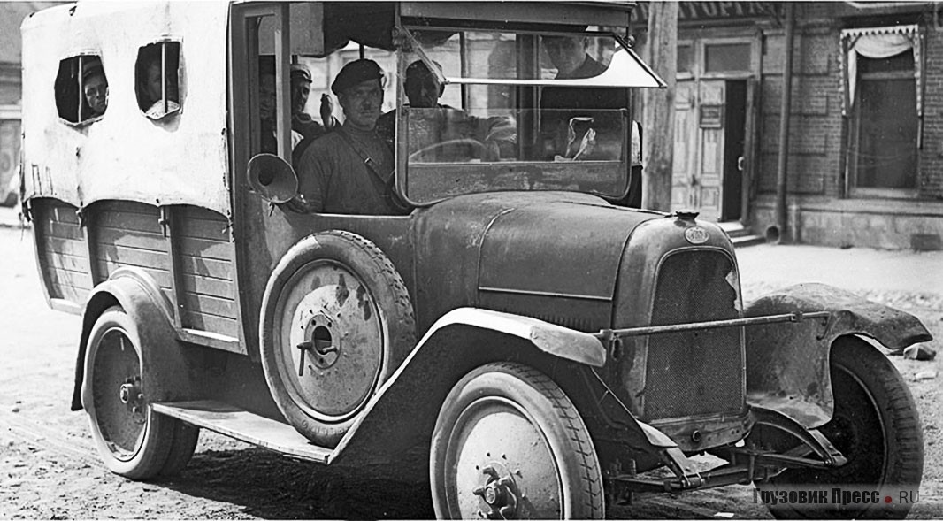 С натянутым тентом «ФИАТ-502F» легко превращался в небольшой автобус. Уже видавший виды экземпляр без фар, с колёсными дисками под 5 шпилек и крыльями раннего образца. г. Свердловск, 1928 г.