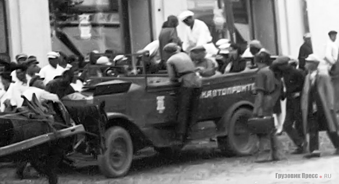 Экземпляр экскурсионного автобуса на шасси «ФИАТ-507F» с задним мостом от АМО Ф-15 (большего размера и с двойными колёсами) возле бюро «Закавтопромторга». Тифлис, 1930 г.
