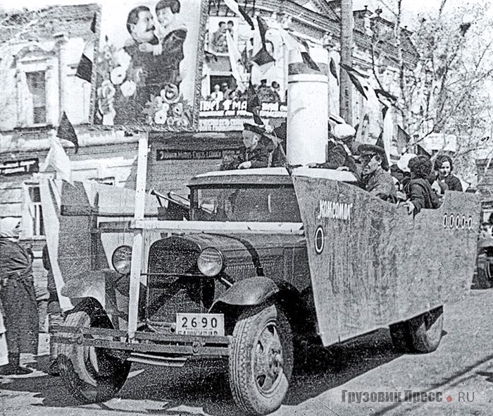 Экземпляр «полуторки» ГАЗ-АА (№ 26-90 Башкирия) в роли парохода «Комсомол» на праздничной демонстрации в г. Стерлитамаке. Башкирская АССР, 1 мая 1937 г.