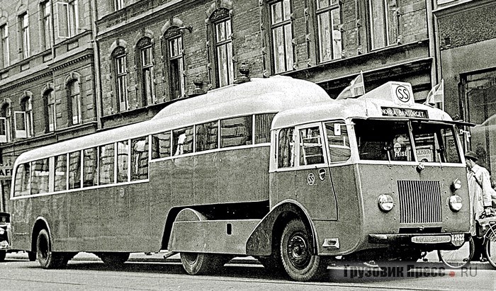 Футуристический пассажирский автопоезд Scania-Vabis B32 с кузовом Häglund och Söner на 82 пассажира был изготовлен в единственном экземпляре и получил прозвище «Верблюд». Длина машины 15 м, масса 17,5 т. Дизельный двигатель D802, 8 цил., 180 л.с. Стокгольм, 1946 г.