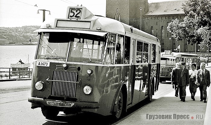 Автобусы Scania-Vabis B31 с кузовом ASJ в Стокгольме, 1946 г. Эти машины получили в народе прозвище «Небоскрёб»