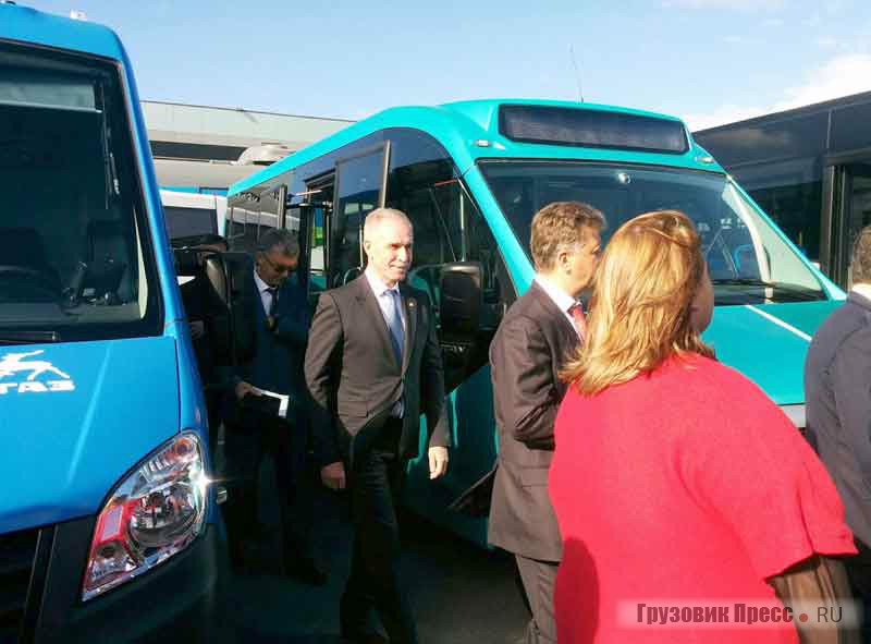 Полпред Бабич и губернатор Сергей Морозов. Осматривают новые модели микроавтобуса «ГАЗель NEXT Citiline» и электробуса «ГАЗель NEXT»