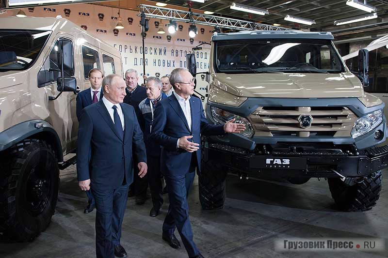В.В. Путин  осматривает автомобиль Вепрь NEXT