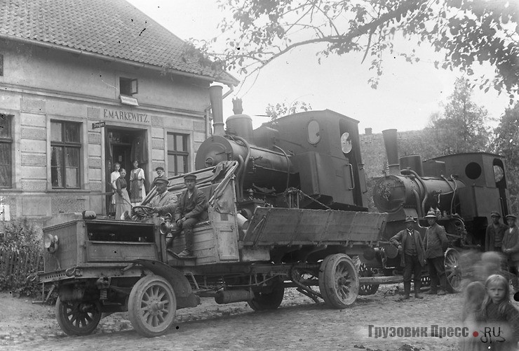 Перевозка двух узкоколейных паровозов на грузовике Büssing модели V (1912 г.)