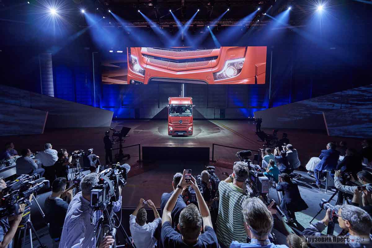 Показ нового Mercedes-Benz Actros на подиуме перед журналистами