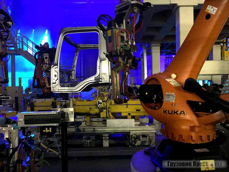 Короткая кабина F1A на роботизированной сварочной линии оборудованной роботами-манипуляторами Kuka