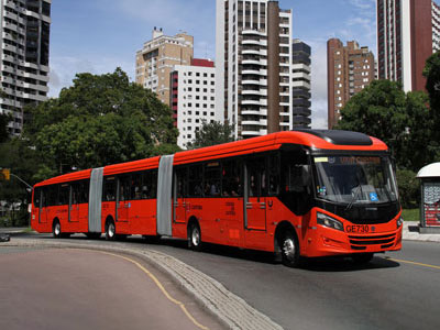 Трёхсекционные автобусы в бразильской Куритибе