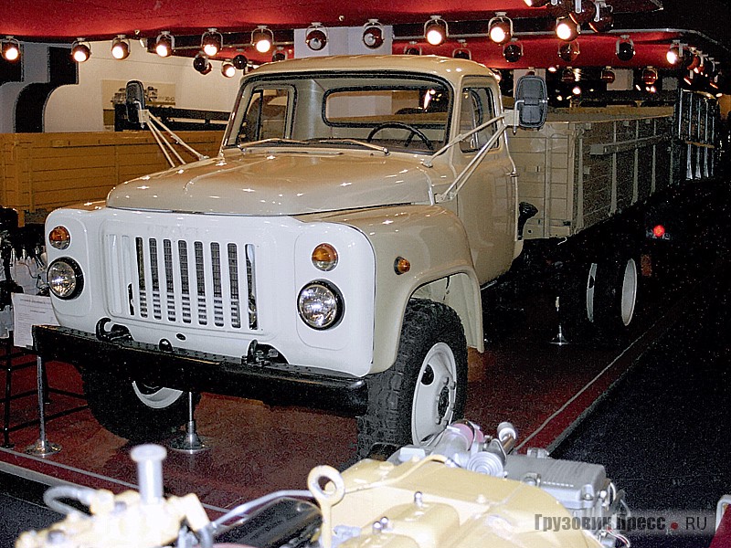 ГАЗ-53 с облицовкой радиатора третьей серии