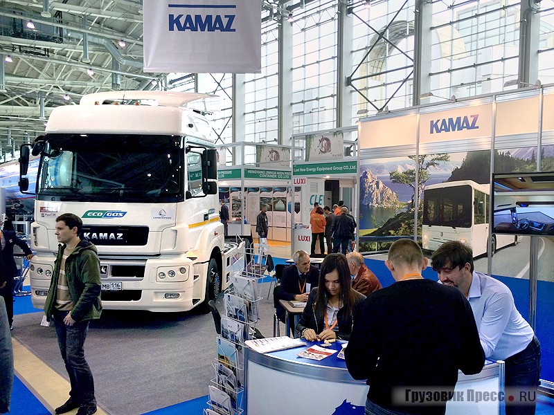 Стенд KAMAZ украшал новый газомоторный седельный тягач КАМАЗ-5490 DF, который прошёл уже больше тысячи км