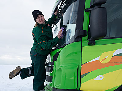 Весенний подарок женщинам-водителям от Scania