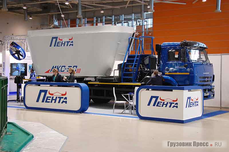 Низкопрофильный самоходный кормосмеситель МКС-30 на шасси длиннобазного КАМАЗ-6520 подмосковной компании ООО "Пента"