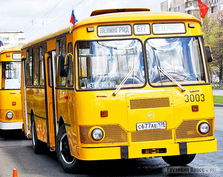 Возглавивший колонну «Луноход» из компании RetroBus – флагман коллекции и один из лучших сохранившихся образцов модели…