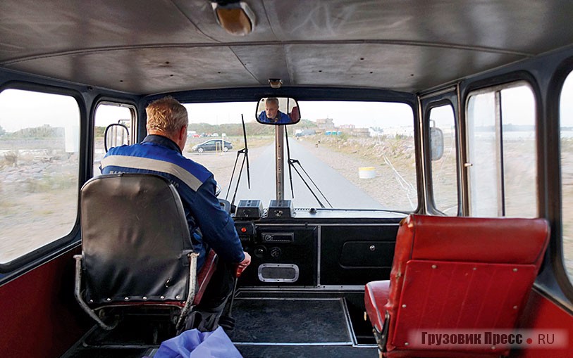 …зато поза водителя, благодаря рычагу трансмиссии под рукой, гораздо удобнее, чем в РАФ-2203