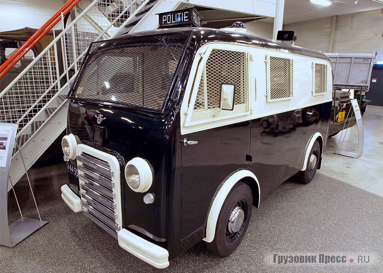 [b]Полицейский фургон DAF A 10[/b] с 4-цилиндровым карбюраторным двигателем Hercules IXB-3 мощностью 46 л.с. Фургоны грузоподъёмностью 1 т вместимостью 7 м[sup]3[/sup] завод начал выпускать в 1951 году. Кузова поставлял завод Verheul из Ваддинксвена