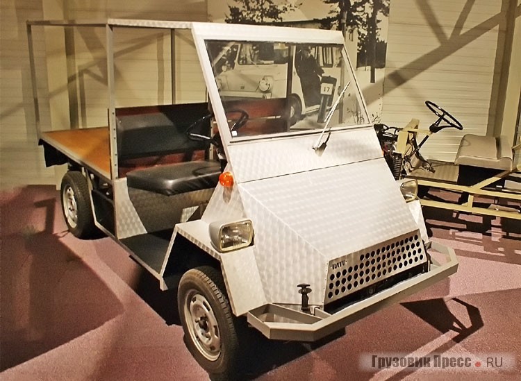 [b]Проект BATU (Basic Automotive Transport Unit) – упрощённый развозной автомобиль[/b], 1972 г. В основе – пространственная рама из прямоугольных труб. Открытая кабина обшита алюминиевыми листами, плоское лобовое стекло, дощатая платформа. Ожидалось, в странах третьего мира – Египте, Индонезии, Китае, ЮАР – легко его освоят. Прототип с колёсной формулой 4х2 использовал агрегаты от легкового DAF 44: 844 «кубика», оппозитный, воздушного охлаждения, 40 л.с., вариатор. Вариант 6х4 получил рядный 4-цилиндровый мотор водяного охлаждения Renault (950 cм[sup]3[/sup]) и весьма изобретательную трансмиссию, где каждый из двух ремней вариатора приводил свою ось в задней тележке – своего рода отсыл к Trado. Воплощению проекта помешал энергетический кризис 1973 года