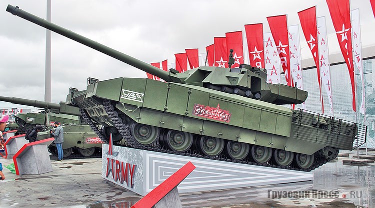 Танк Т-14 «Армата». На рекламном штендере было указано, что танк имеет полную массу 55 т и оснащён двигателем мощностью более 1500 л.с.
