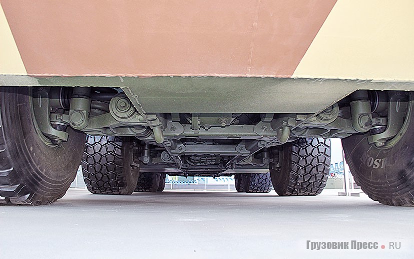Корпусное СКШ БАЗ М5-8х8 слабо защищено от подрыва на минах, да и дорожный просвет маловат