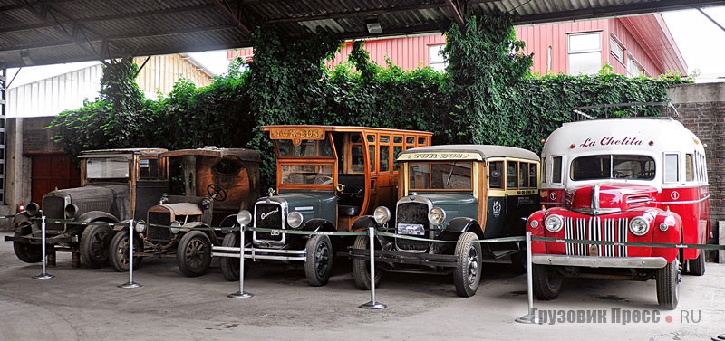 Во дворе музея посетителей встречают раритеты I половины прошлого века: грузовики White model 61 1929 г. и Ford T 1-ton Express 1923 г. ещё ждут реставрации. Трио автобусов широко используют для рекламы компании Tur Bus на празднествах: GMC T-19 1929 г., Dodge Brothers F-series 1.1/2-t Express 1930 г. и Ford 6GT 1946 г.