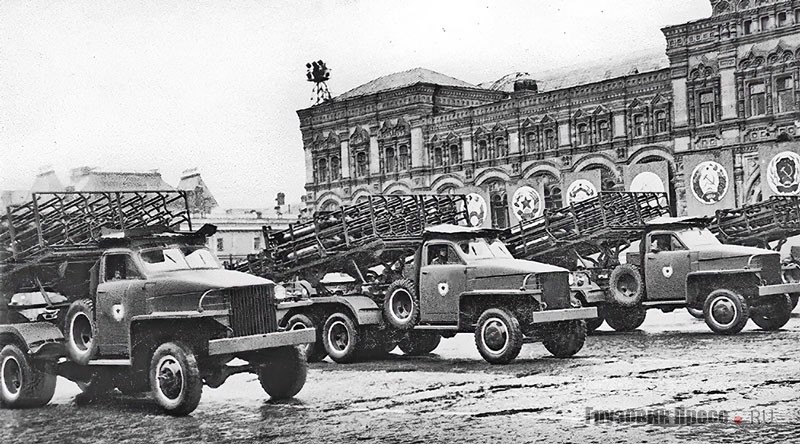Парад Победы, 24 июня 1945 года. По Красной площади проходит колонна гвардейских реактивных миномётов БМ-31-12 на шасси Studebaker US6х6