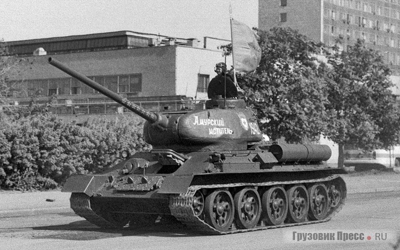 Каждый из парадных Т-34-85 нёс на башне имя собственное. В годы войны «именные» танки строились на деньги колхозников, артистов, трудовых коллективов. Однако ни в 1945 году, ни на парадах до 1990 года надписи на технику не наносили. А в 1990-м перестарались: на параде оказалось сразу две тридцатьчетвёрки «Амурский мститель»