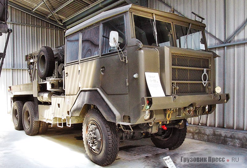[b]Армейский эвакуатор, построенный на полноприводном шасси Berliet Type TCH  6х6 (1965).[/b] Грузовик создавался на базе модели TCO. Автомобиль оснащён 214-сильным 6-цилиндровым мотором МС640 и 5-ступенчатой механической коробкой передач. Шасси также комплектовалось двумя лебедками: 7-тонной фронтальной и 12-тонной кормовой. В июне 1965 года китайское правительство приобрело у фирмы Berliet лицензию на его производство. После этого в г. Дачжоу (провинция Сычуань) было построено предприятие, которое впоследствии выпустило под маркой Honyan несколько десятков тысяч экземпляров модели Berliet GBU 15