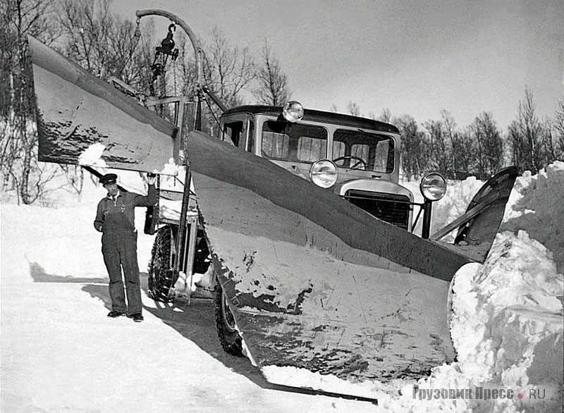 Полноприводный F.W.D. модели SSU с передним V-плугом и дополнительным боковым крылом, сдвигающим снег с обочины. Такое оборудование поставляла фирма Union Iron Works, Inc. из Бангора (штат Мэн) под маркой Sargent. Дон Сарджент из Бэнора, штат Иллинойс, получил свой первый патент на плуг ещё в 1919 годуs