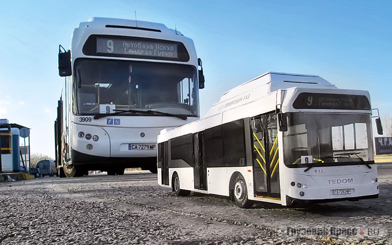 Автобусы Ikarus 280.01 и Škoda 26Tr Solaris на улице с прототипами