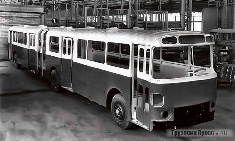   Сборка первого французского сочленённого автобуса Berliet PH 180: прицеп изготовлен компанией Viberti из Турина и доставлен во Францию в виде машинокомплекта.