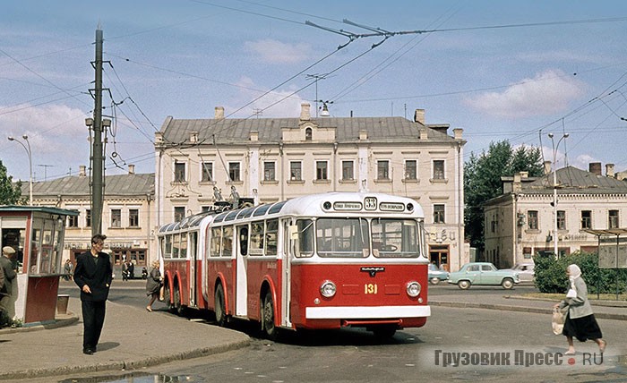 СВАРЗ ТС 33-го маршрута на конечной остановке «Метро Октябрьская»