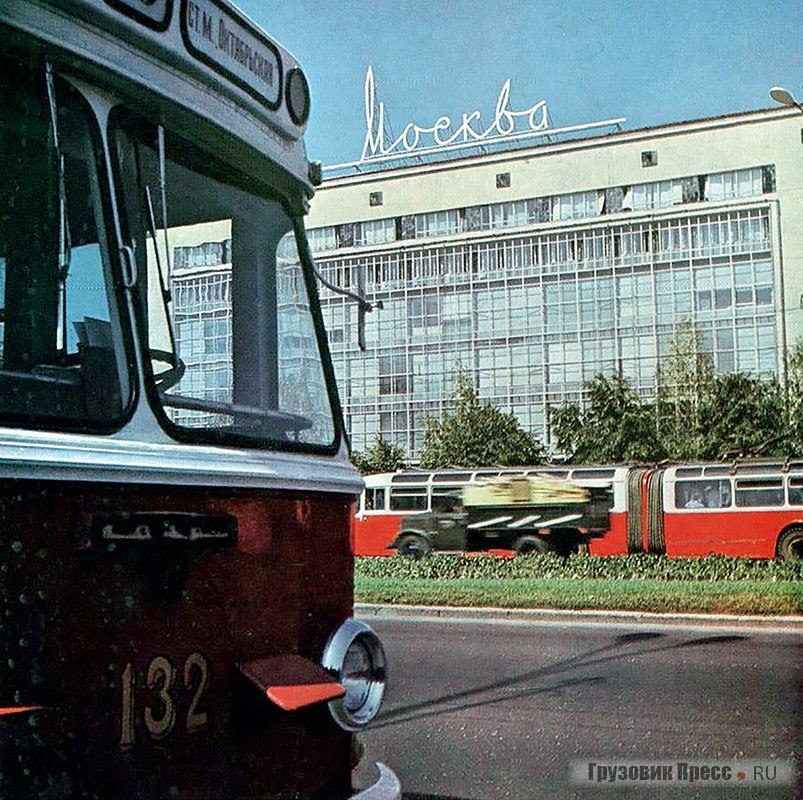 СВАРЗ ТС-2, парковый номер 132, 33-го маршрута на Ленинском проспекте около универмага «Москва». Эксплуатировался в 1967 – 1975 гг.