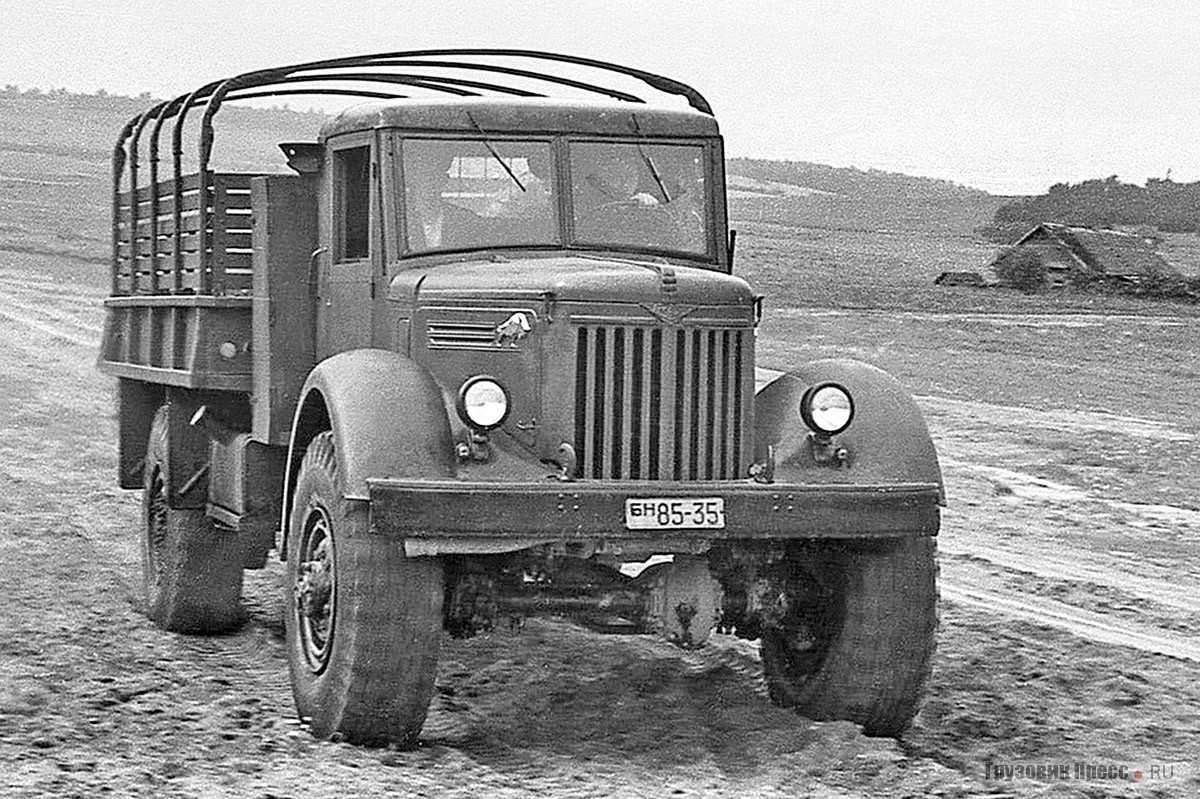 Осенью 1954  г. макетный МАЗ-502 (бывший МАЗ-501 шасси № 5, гос. № «бн 85-35»), получил укороченную универсальную платформу от ЯАЗ-214. Между ней и кабиной разместили вертикальный шкаф-ящик (справа) и держатель запасного колеса (слева, не виден)