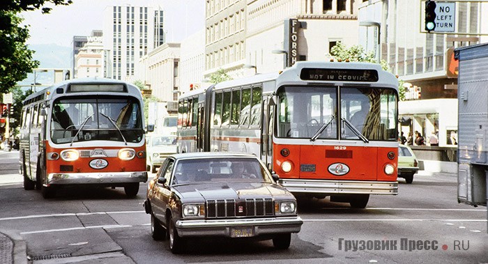 Привычная картина начала 1980-х гг. в городах США, когда личный автомобиль делил на равных дорогу с общественным транспортом