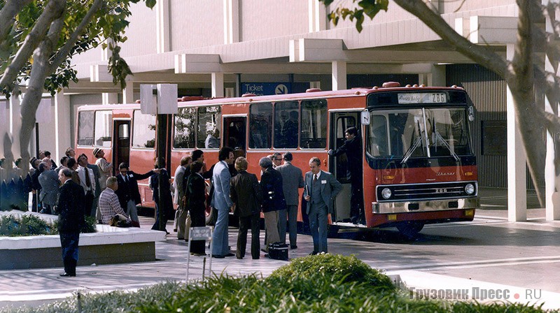 Презентация сочленённого автобуса Ikarus 286.K1 чиновникам из Департамента транспорта штата Калифорнии, ведущим транспортным компаниям штата, журналистам и корреспонденты телекомпаний США 1 февраля 1978 г. в Лос-Анжелес, Лонг-Бич